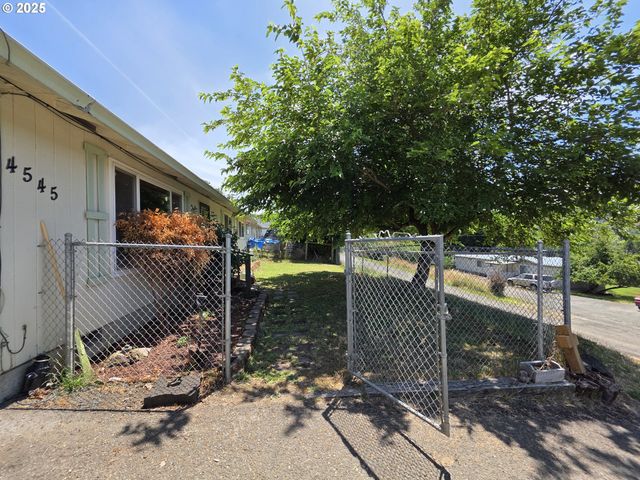 4545 RIDENOUR St, Roseburg, OR 97470