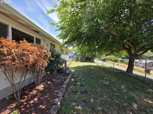 4545 RIDENOUR St, Roseburg, OR 97470