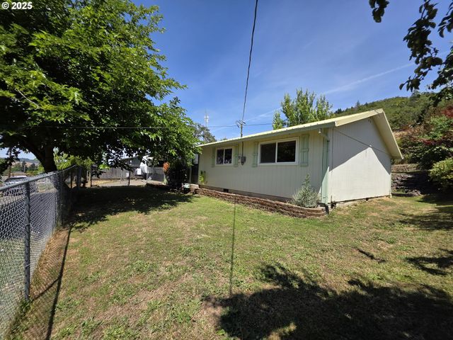 4545 RIDENOUR St, Roseburg, OR 97470