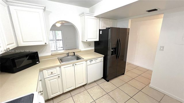 711 N Pine Island Rd 211, Plantation, FL 33324