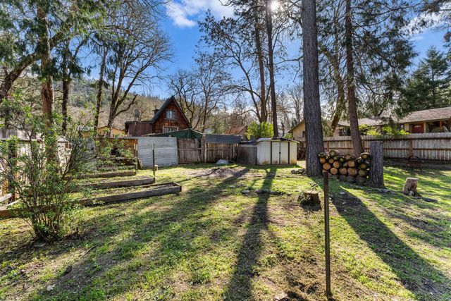 15 Black Oak Drive, Shady Cove, OR 97539