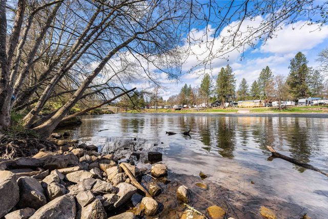 15 Black Oak Drive, Shady Cove, OR 97539