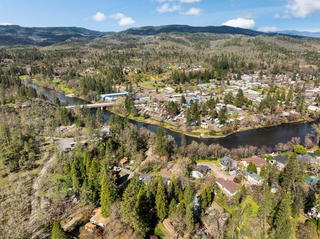 15 Black Oak Drive, Shady Cove, OR 97539