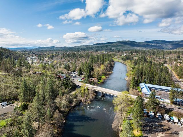 15 Black Oak Drive, Shady Cove, OR 97539