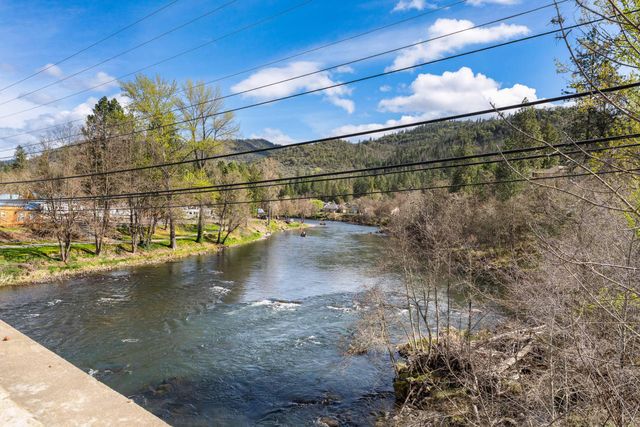 15 Black Oak Drive, Shady Cove, OR 97539