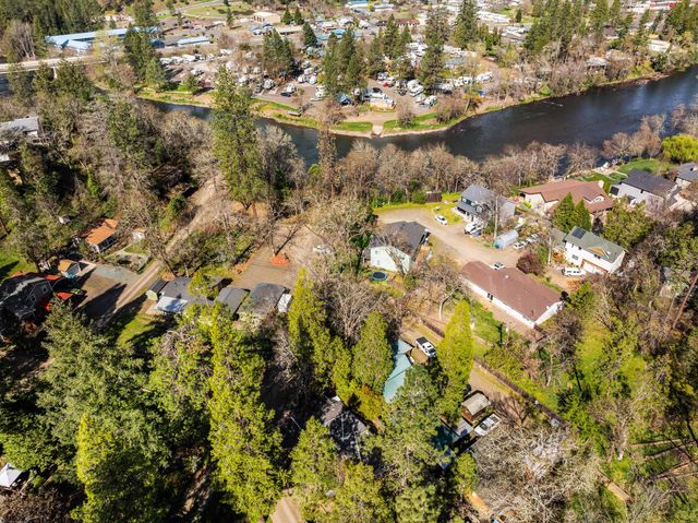 15 Black Oak Drive, Shady Cove, OR 97539