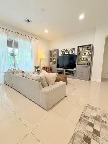 4404 E Whitewater Ave, Weston, FL 33332