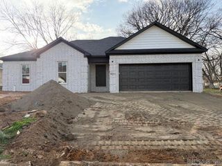 303 1/2 N West Street, Morrilton, AR 72110