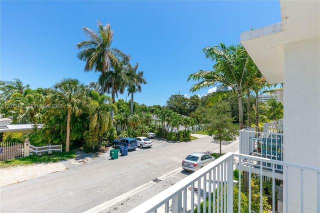 2610 NE 213th St 103, Miami, FL 33180