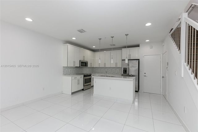 2610 NE 213th St 103, Miami, FL 33180