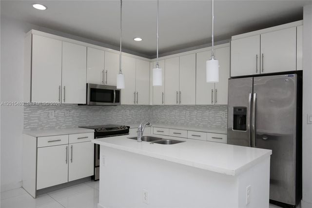 2610 NE 213th St 103, Miami, FL 33180