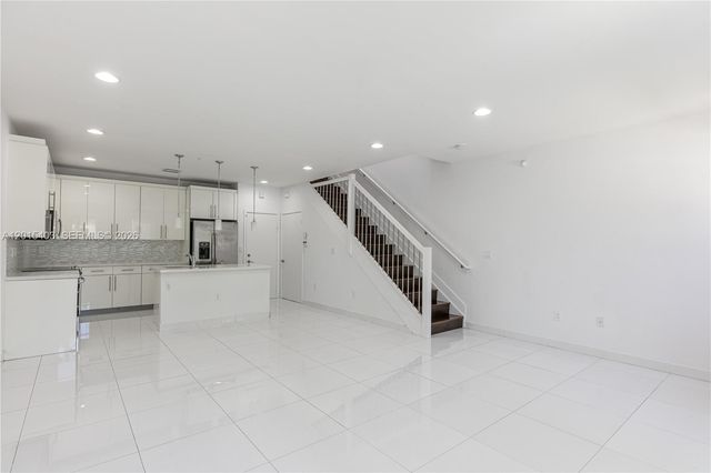 2610 NE 213th St 103, Miami, FL 33180