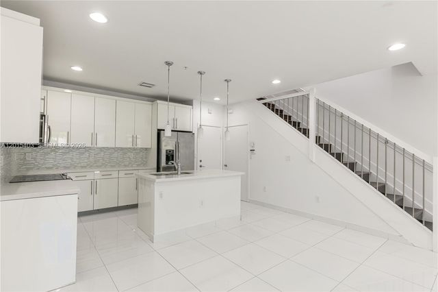 2610 NE 213th St 103, Miami, FL 33180