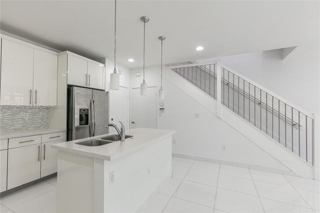 2610 NE 213th St 103, Miami, FL 33180