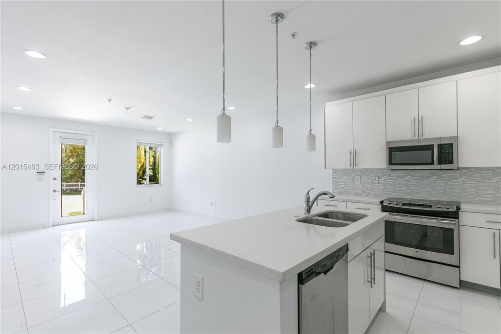 2610 NE 213th St 103, Miami, FL 33180