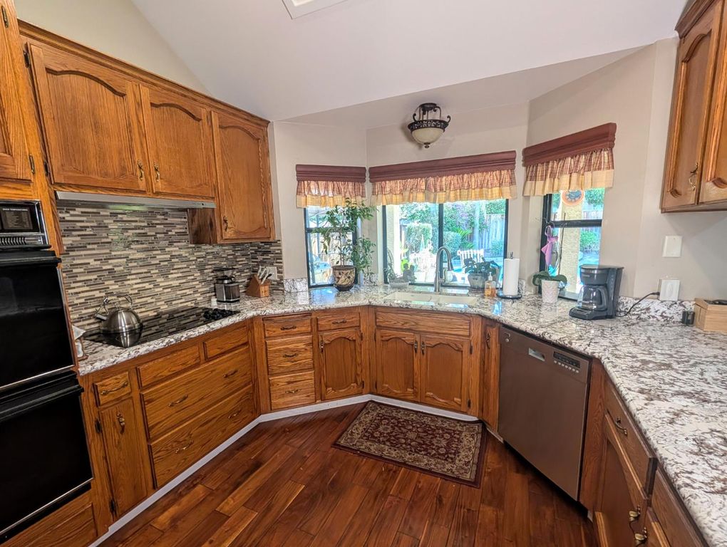 Image 13 of property listing at 8448 N Bond Street, Fresno, CA 93720