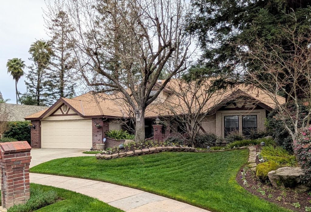 Image 2 of property listing at 8448 N Bond Street, Fresno, CA 93720