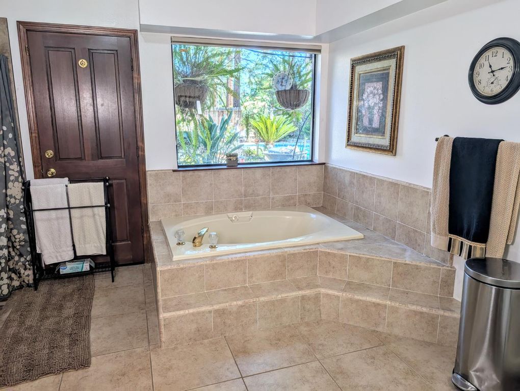 Image 24 of property listing at 8448 N Bond Street, Fresno, CA 93720