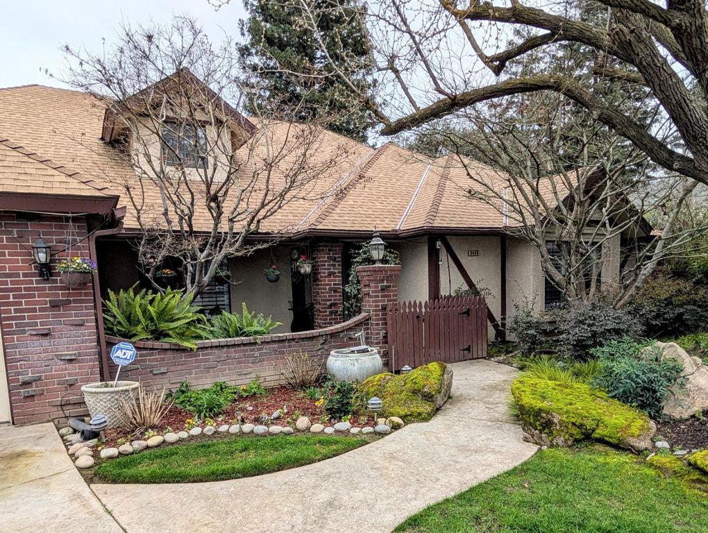 Image 3 of property listing at 8448 N Bond Street, Fresno, CA 93720