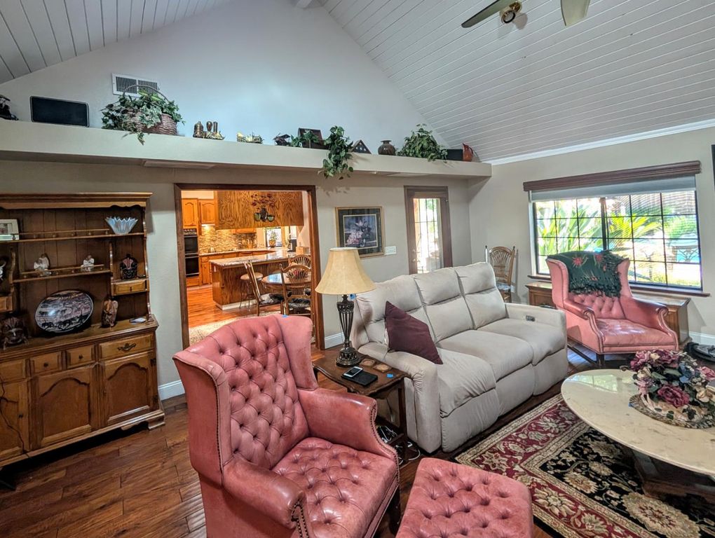 Image 5 of property listing at 8448 N Bond Street, Fresno, CA 93720