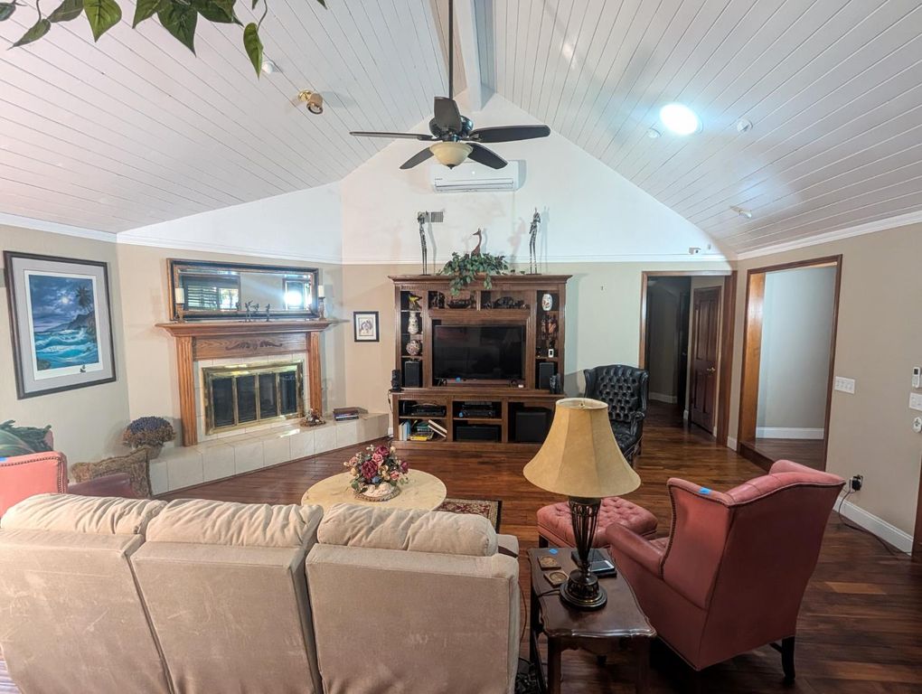 Image 8 of property listing at 8448 N Bond Street, Fresno, CA 93720