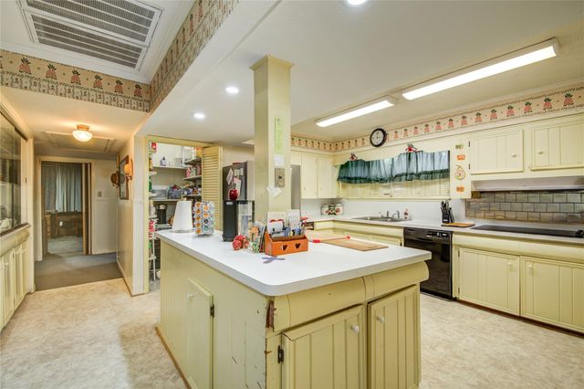 1414 W 9th Street, Freeport, TX 77541