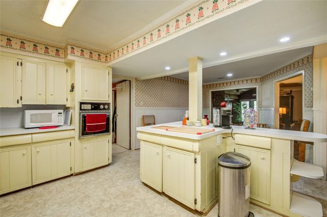 1414 W 9th Street, Freeport, TX 77541