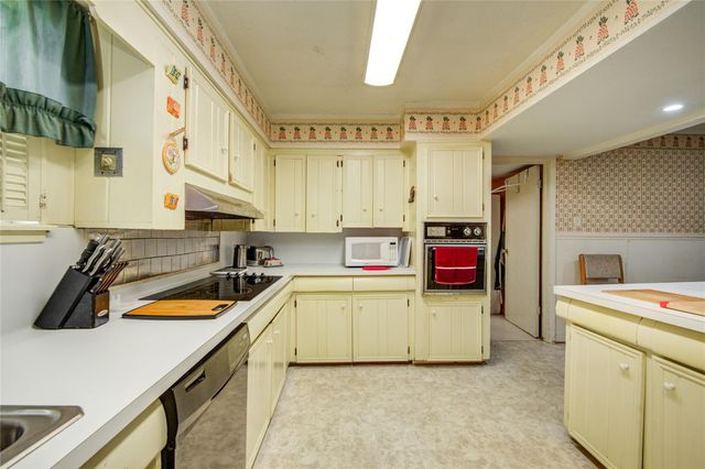 1414 W 9th Street, Freeport, TX 77541