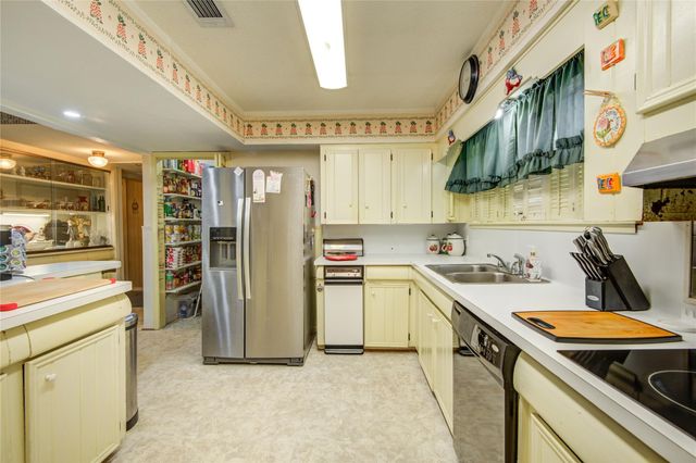 1414 W 9th Street, Freeport, TX 77541