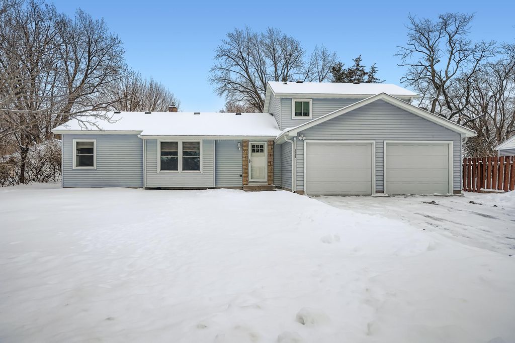 2922 Simpson Street, Roseville, MN 55113