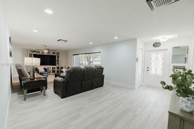 1710 NW 106th Ter, Pembroke Pines, FL 33026