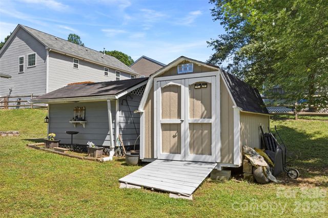 40 Ashton Bluff Circle, Mount Holly, NC 28120