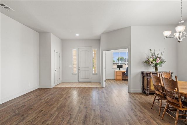 2352 Mustang Dr, Oakdale, CA 95361