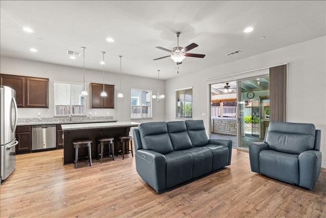 2352 Mustang Dr, Oakdale, CA 95361