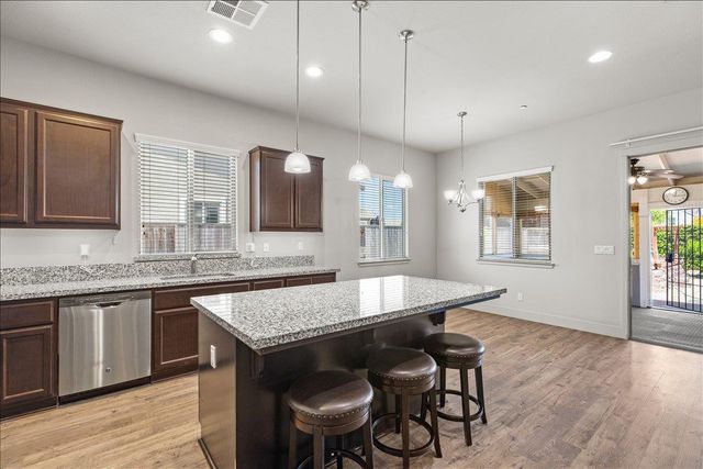 2352 Mustang Dr, Oakdale, CA 95361