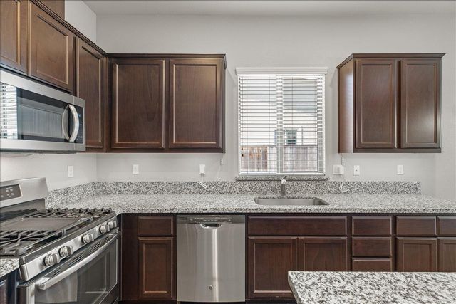 2352 Mustang Dr, Oakdale, CA 95361