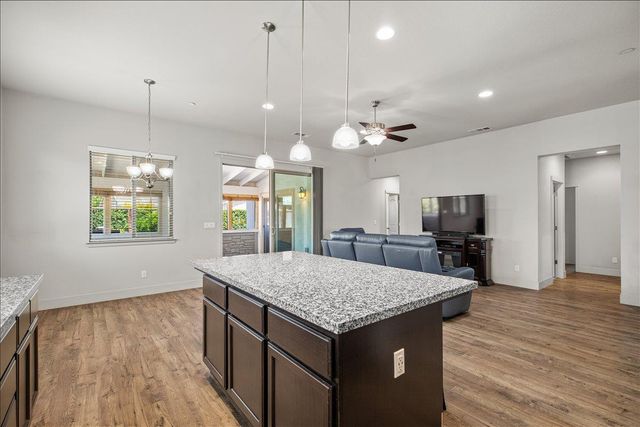 2352 Mustang Dr, Oakdale, CA 95361