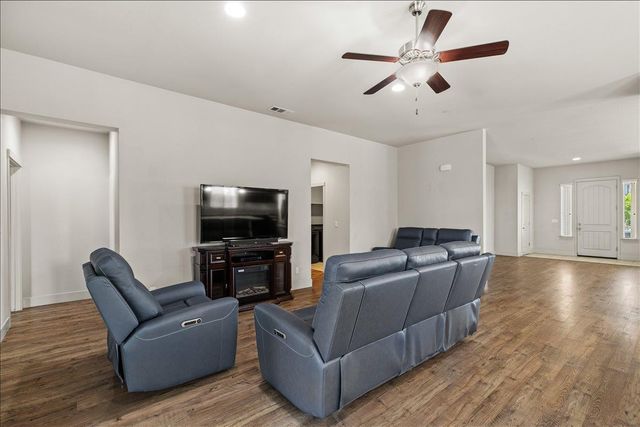 2352 Mustang Dr, Oakdale, CA 95361