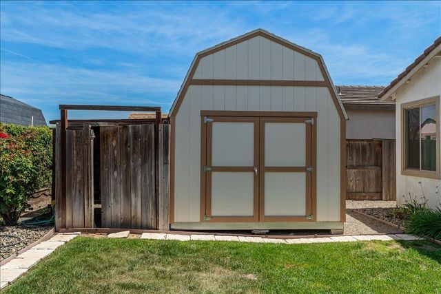 2352 Mustang Dr, Oakdale, CA 95361