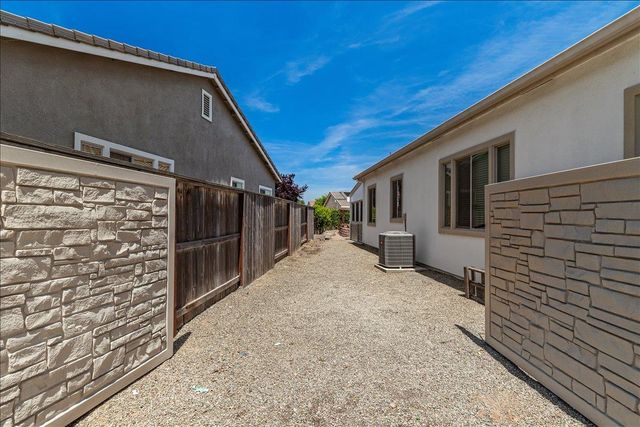 2352 Mustang Dr, Oakdale, CA 95361
