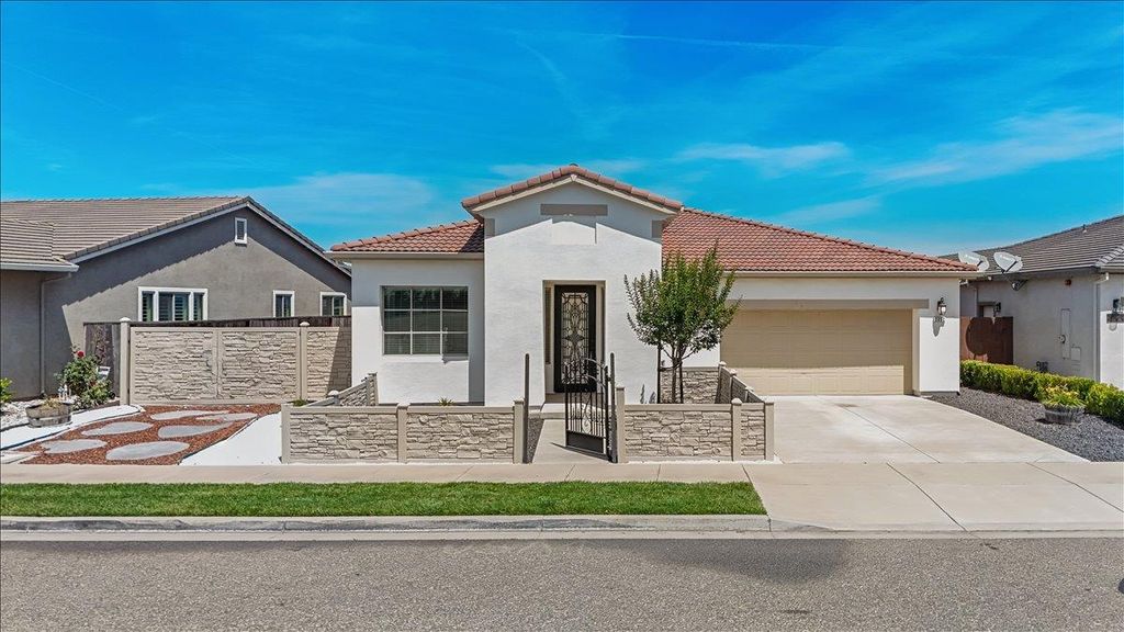 2352 Mustang Dr, Oakdale, CA 95361