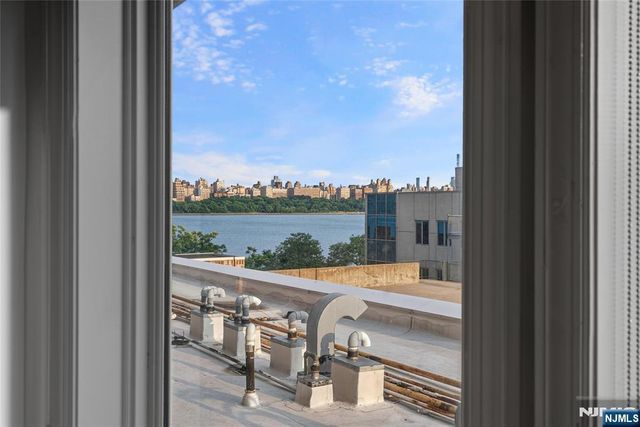 5109 City Place, Edgewater, NJ 07020