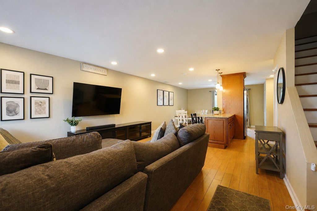 30 Hemlock Court, Staten Island, NY 10309 — photo 3