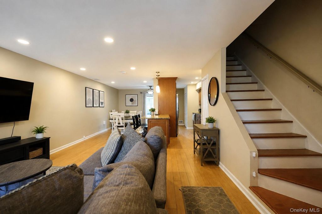 30 Hemlock Court, Staten Island, NY 10309 — photo 4