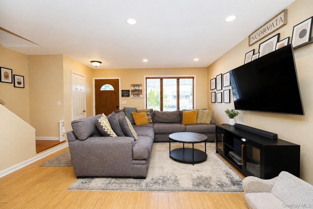 30 Hemlock Court, Staten Island, NY 10309 — photo 5