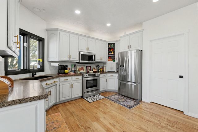 819 S Whippoorwill Rd, Derby, KS 67037