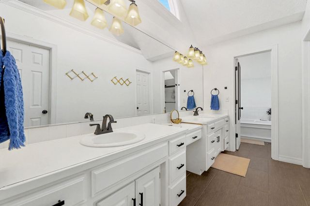 819 S Whippoorwill Rd, Derby, KS 67037