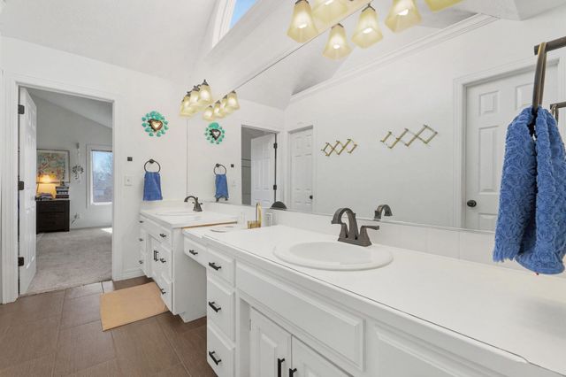 819 S Whippoorwill Rd, Derby, KS 67037