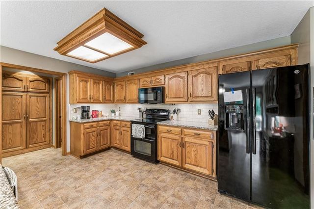8515 Hallet Street, Lenexa, KS 66215