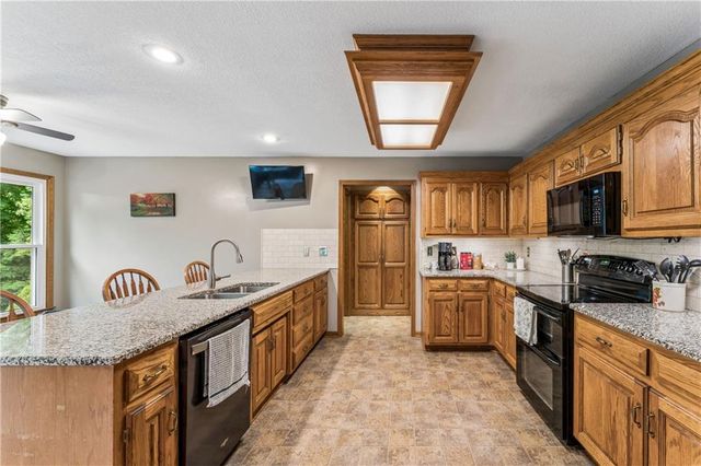 8515 Hallet Street, Lenexa, KS 66215